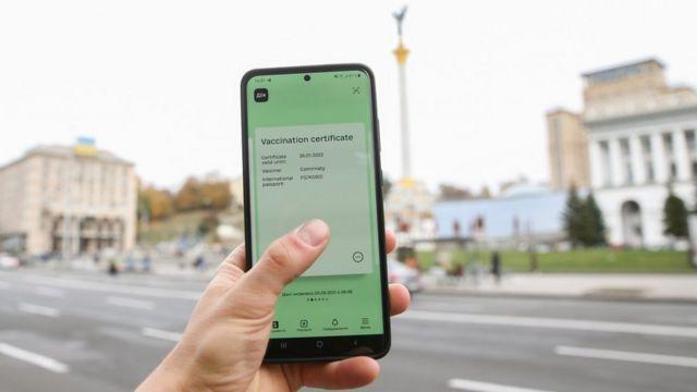 Ковід-сертифікати змінили. Чому скоротився термін дії й до чого тут бустер